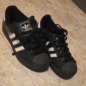 YOUTH Adidas Black Superstars - SIZE 6